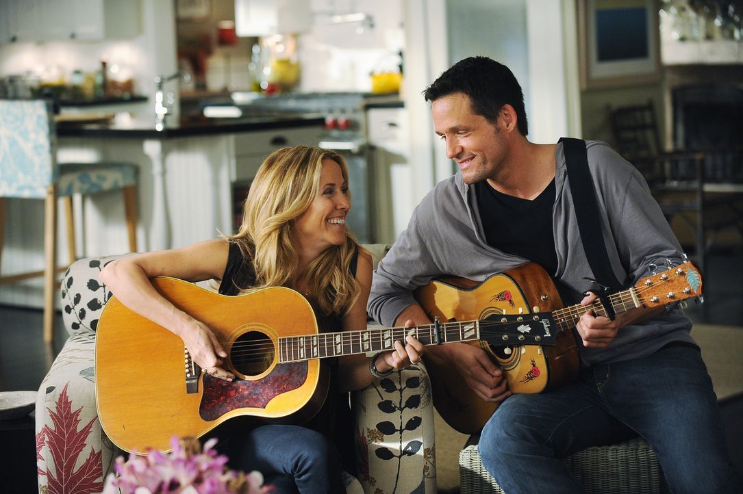 Machen gemeinsam Musik: Grayson (Josh Hopkins, r.) und seine neue Freundin Sara (Sheryl Crow, l.) ... - Bildquelle: 2009 ABC INC.