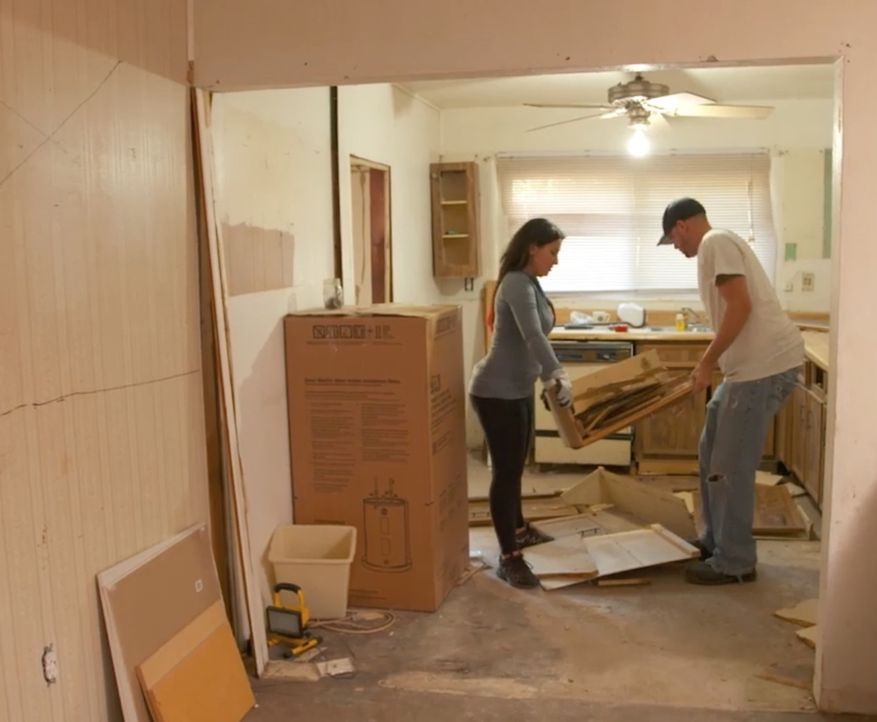 April (l.) und Chad (r.) haben endlich genug Geld zusammen, um sich ein renovierungsbedürftiges Haus zu kaufen und es zu renovieren, um es dann gewi... - Bildquelle: 2016, DIY Network/Scripps Networks, LLC. All Rights Reserved.