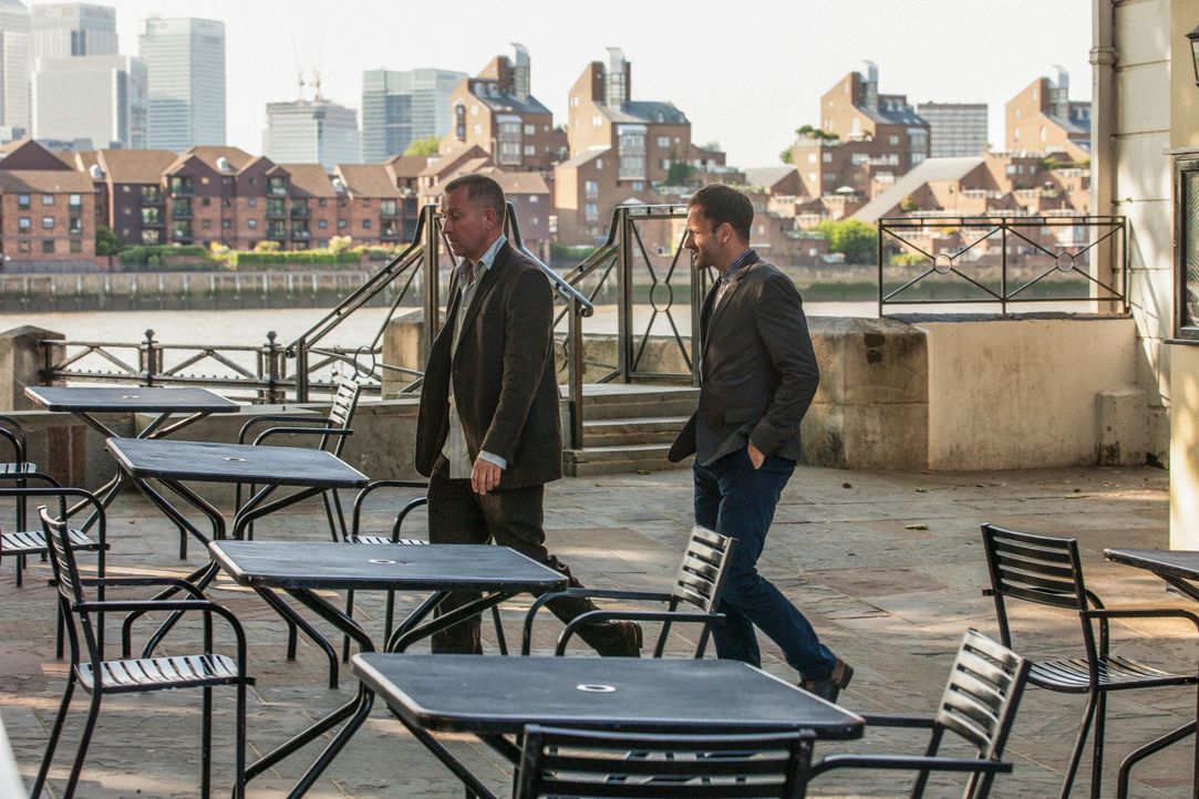 Sherlock Holmes (Jonny Lee Miller, r.) wird von einem früheren Kollegen bei Scotland Yard nach London gerufen, um beim Auffinden von Lestrade (Sean... - Bildquelle: CBS Television