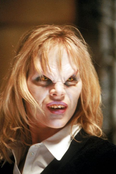Der Vampir Darla (Julie Benz) hat offensichtlich zwei Gesichter. - Bildquelle: (1997) Twentieth Century Fox Film Corporation.