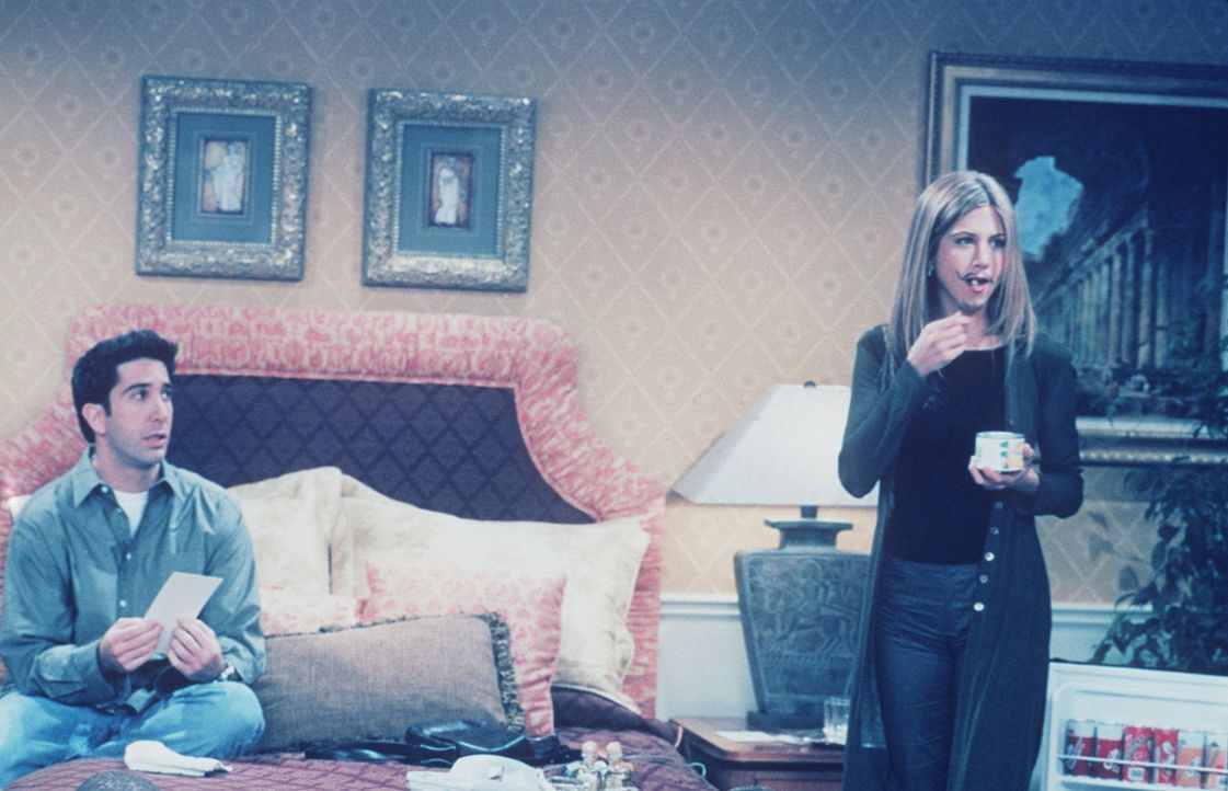 Ross (David Schwimmer, l.) und Rachel (Jennifer Aniston, r.) sitzen im Hotelzimmer fest, weil Rachels aufgemalter Schnurrbart sich nicht abwaschen l... - Bildquelle: TM+  2000 WARNER BROS.