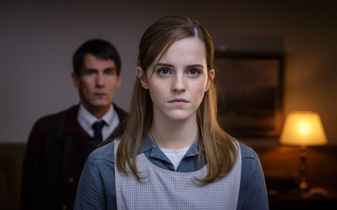 Angela Gray (Emma Watson, r.) sucht vor ihrem Vater Schutz bei Reverend Beaumont (Lothaire Bluteau, l.). Doch es steckt noch viel mehr dahinter, als... - Bildquelle: Tobis Film