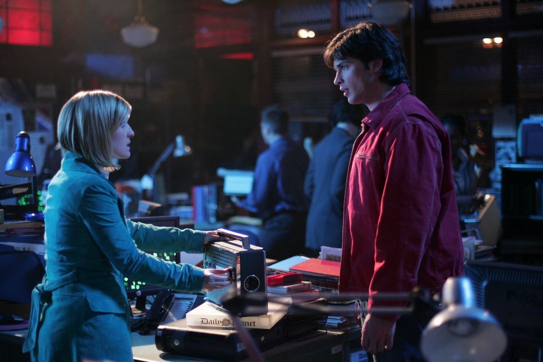 Der zurück zur Erde gekehrte Lex hat genau wie Clark (Tom Welling, r.) Superkräfte. Chloe (Allison Mack, l.) macht sich Sorgen ... - Bildquelle: Warner Bros.