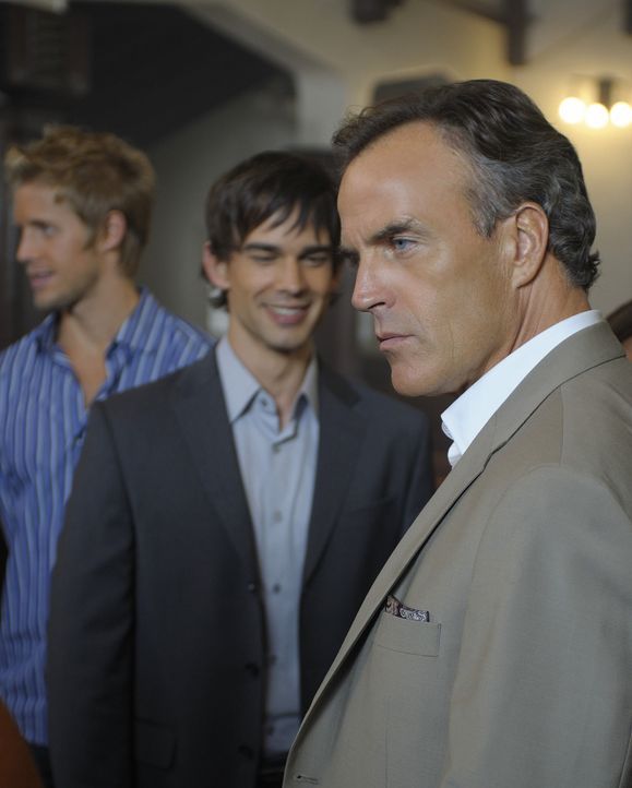 Thomas (Richard Burgi, r.) ist überrascht, dass man den Pfarrer seit einer Woche nicht gesehen hat. Er versucht noch immer die Hochzeit seiner geli... - Bildquelle: 2009 CBS Studios Inc. All Rights Reserved.
