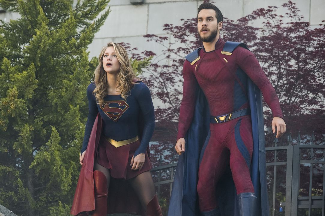 Noch ahnt Kara alias Supergirl (Melissa Benoist, l.) nicht, dass sie und Mon-El (Chris Wood) schon bald erneut getrennt werden könnten ... - Bildquelle: 2017 Warner Bros.