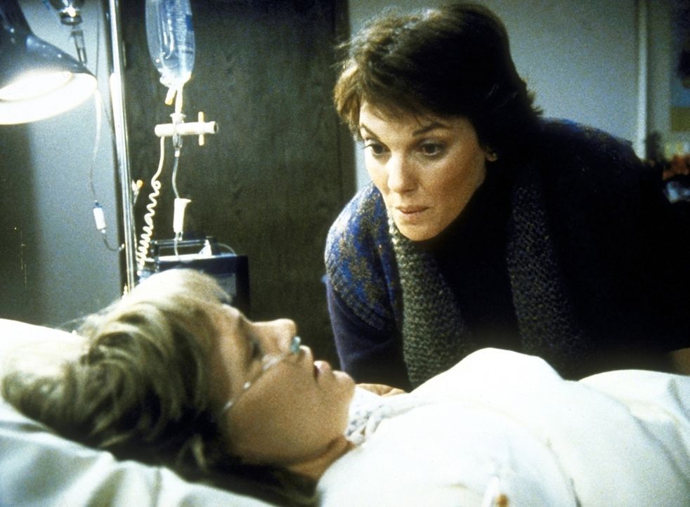Lacey (Tyne Daly, r.) besucht Cagney (Sharon Gless) im Krankenhaus. - Bildquelle: ORION PICTURES CORPORATION. ALL RIGHTS RESERVED.