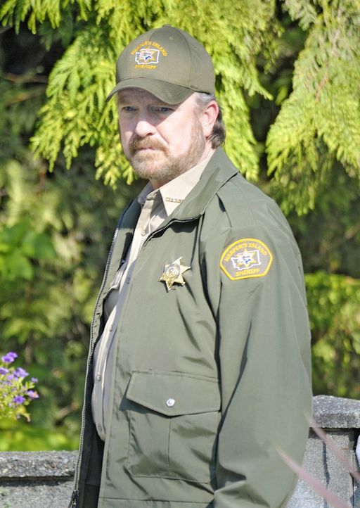 Charlie (Jim Beaver) ist der örtliche Sheriff. Er kann nicht glauben, dass der Mörder seiner verstorbenen Frau wieder frei herumläuft ... - Bildquelle: 2009 CBS Studios Inc. All Rights Reserved.