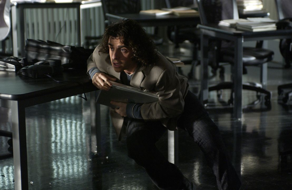 Auf das FBI-Büro wird ein Überfall verübt, dabei schlägt dicht neben Charlie (David Krumholtz) eine Kugel in eine Tafel ein. Daraufhin beschließt er... - Bildquelle: Paramount Network Television