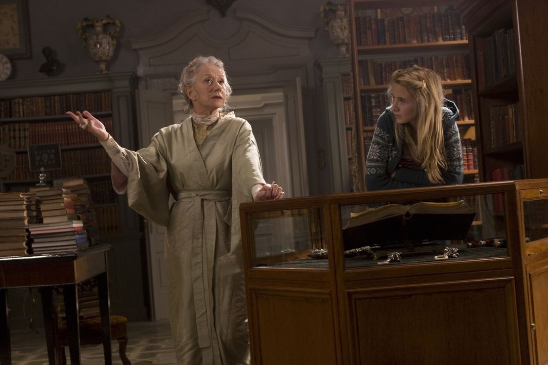 Schnell merkt Meggie (Eliza Bennett, r.), dass die Büchersammlung für ihre Großtante Elinor (Helen Mirren, r.) von großer Bedeutung ist. - Bildquelle: Warner Brothers