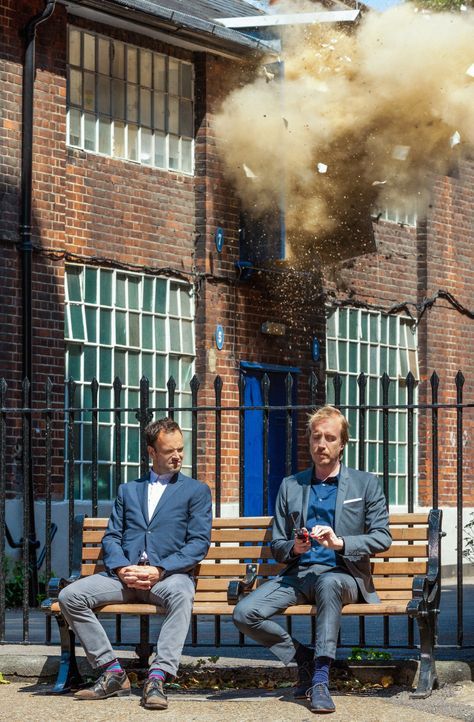 Sherlock Holmes (Jonny Lee Miller, l.) wird nach London gerufen, um einen alten Fall neu aufzurollen. Dort angekommen, trifft er auf seinen älteren... - Bildquelle: CBS Television