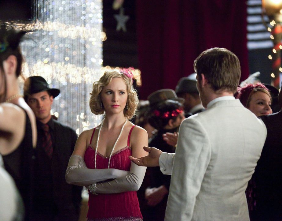 Caroline (Candice Accola, l.) ist nicht besonders begeistert als Klaus (Joseph Morgan, r.) plötzlich auf der zwanziger Jahre Party auftaucht ... - Bildquelle: Warner Brothers