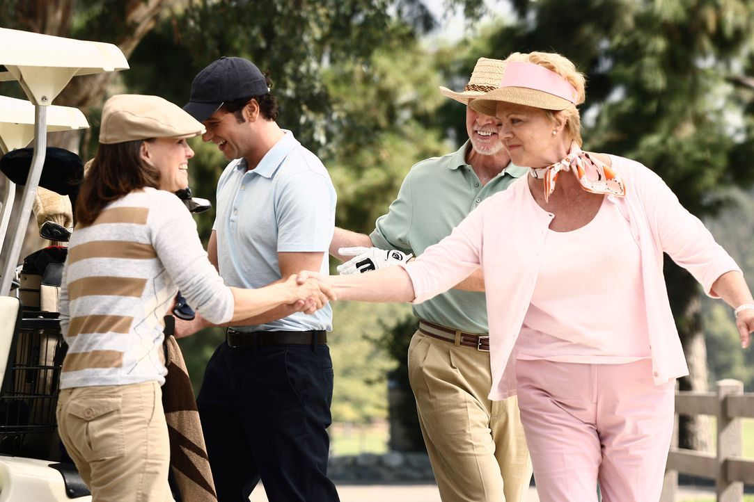 Treffen auf dem Golfplatz aufeinander: Sloane Dodelson (Janet Carroll, r.) und Nora (Sally Field, l.) ... - Bildquelle: Disney - ABC International Television