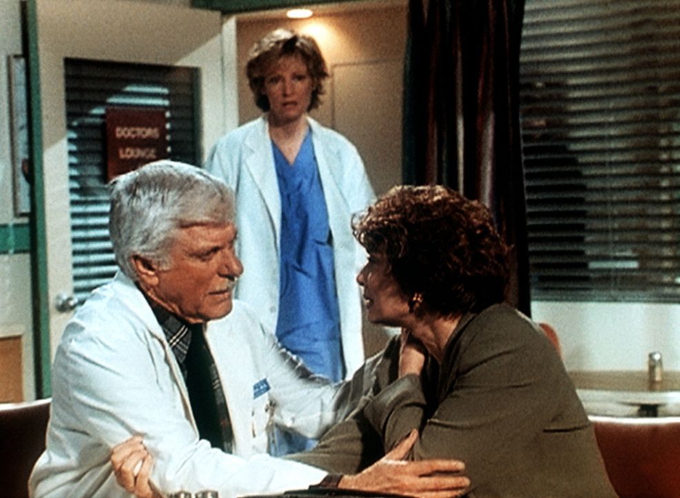 Dr. Mark Sloan (Dick Van Dyke, l.) tröstet die Krankenschwester Jane (Tricia O'Neil, r.), die gerade erfahren hat, dass ihr verschwundener Liebhaber... - Bildquelle: Viacom