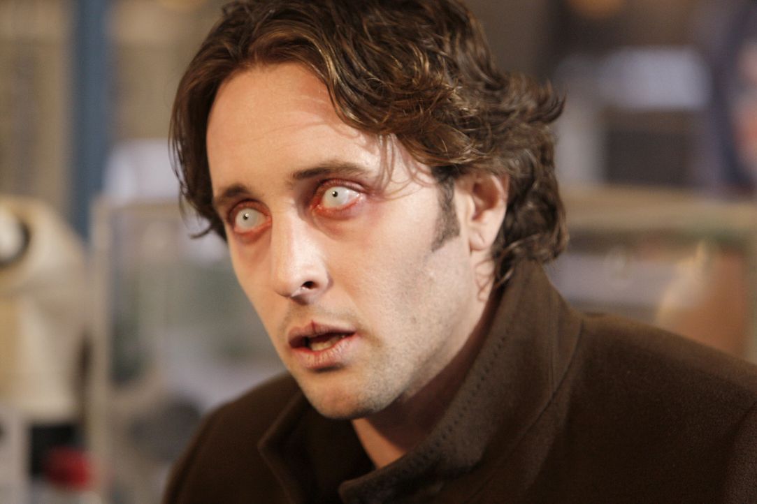 Auf der Suche nach seiner Frau, die aus dem Krankenhaus verschwunden ist, muss Mick (Alex O'Loughlin) viele Umwege in Kauf nehmen. Hinzu kommt, dass... - Bildquelle: Warner Brothers
