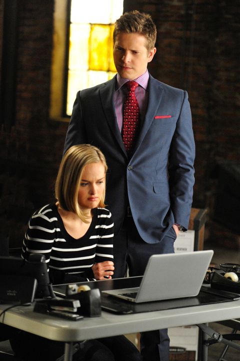 Robyn (Jess Weixler, l.) hilft Cary (Matt Czuchry, r.) dabei, die Website im Auge zu behalten ... - Bildquelle: John Paul Filo 2013 CBS Broadcasting Inc. All Rights Reserved.