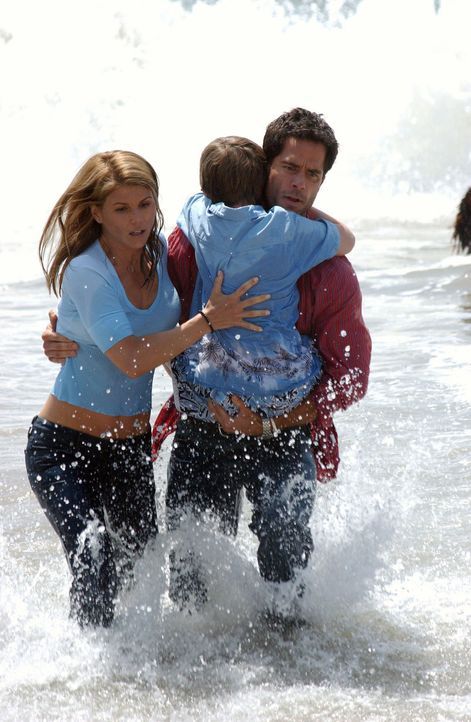 Das Meer birgt viele Gefahren: Johnny (Shawn Christian, r.), Derrick (Nick Benson, M) und Ava (Lori Loughlin, l.) ... - Bildquelle: CBS Television