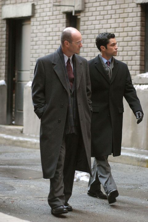 Im Bezug auf einen Mordfall aus dem Jahre 1980 machen sich Det. Scott Valens (Danny Pino, r.) und Lt. John Stillman (John Finn, l.) auf die Suche na... - Bildquelle: Warner Bros. Television