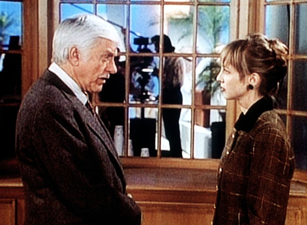 Dr. Sloan (Dick Van Dyke, l.) verdächtigt Bobbi Burton (Corinne Bohrer, r.) des Mordes an Nancy Barlow. - Bildquelle: Viacom