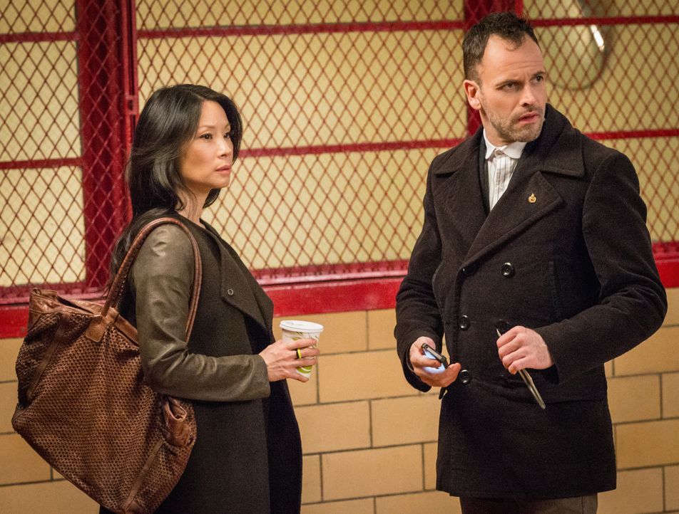 Während Holmes (Jonny Lee Miller, r.) und Watson (Lucy Liu, l.) einen lange zurückliegenden Fall aufrollen müssen, geht ihnen Lestrade auf die Nerve... - Bildquelle: CBS Television
