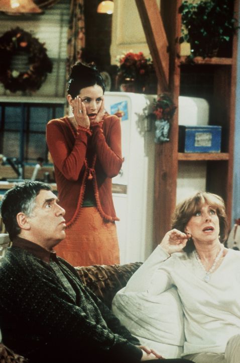Monica (Courteney Cox, M.) kann es nicht fassen, dass Ross mit der Neuigkeit herausplatzt, die sie ihren Eltern Jack (Elliott Gould, l.) und Judy (C... - Bildquelle: TM+  2000 WARNER BROS.