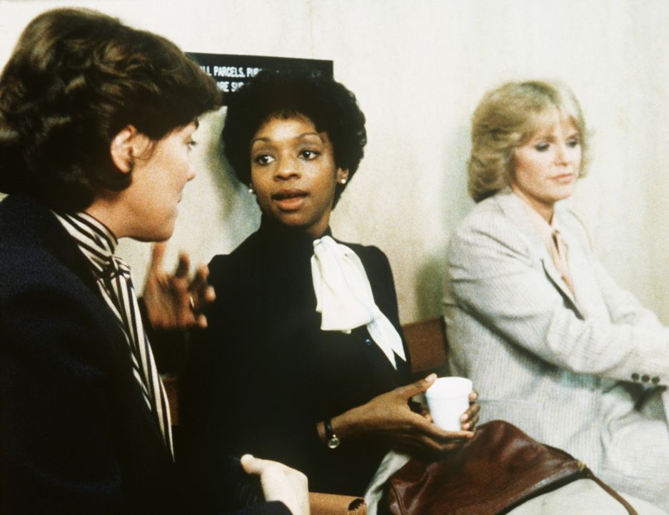 Cagney (Sharon Gless, r.) und Lacey (Tyne Daly, l.) versuchen behutsam Elizabeth (Jonelle Allen) zu überreden, noch einmal in Berufung zu gehen. - Bildquelle: ORION PICTURES CORPORATION. ALL RIGHTS RESERVED.
