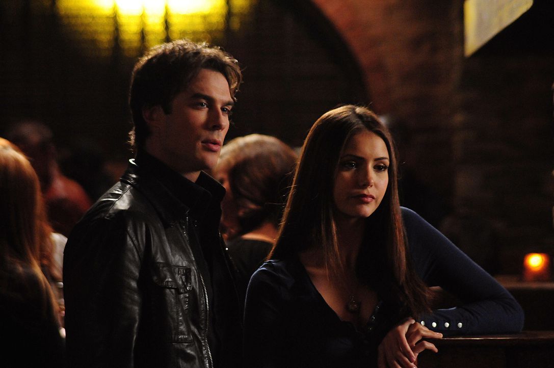 Schnell bemerkt Elena (Nina Dobrev, r.) dass Damon (Ian Somerhalder, l.) mal wieder nichts gutes im Schilde führt ... - Bildquelle: Warner Brothers