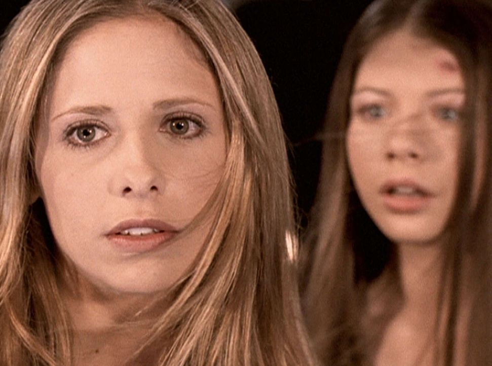 Um den Weltuntergang zu verhindern, will Dawn (Michelle Trachtenberg, r.) vom Opferturm in die Tiefe springen - doch Buffy (Sarah Michelle Gellar, l... - Bildquelle: TM +   2000 Twentieth Century Fox Film Corporation. All Rights Reserved.