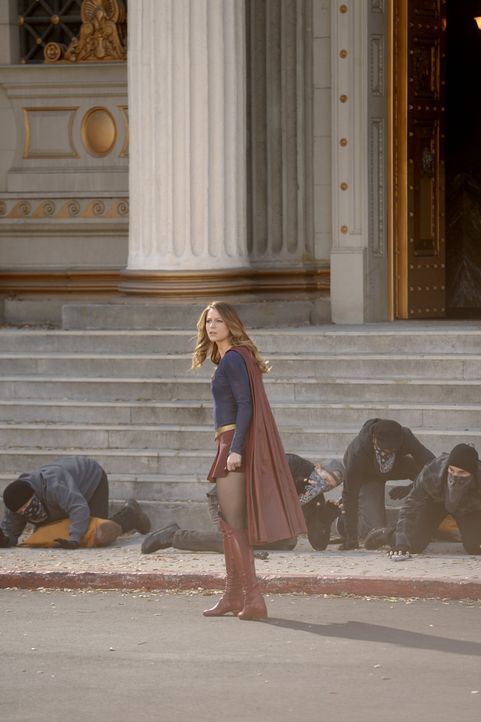 Seit Kara alias Supergirl (Melissa Benoist) unter dem Einfluss des roten Kryptonits schreckliche Dinge getan hat, haben viele Menschen Angst vor ihr... - Bildquelle: 2015 Warner Bros. Entertainment, Inc.