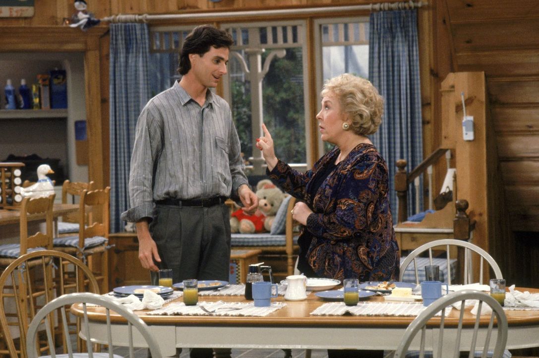 Als Dannys Mutter Claire (Doris Roberts, r.) zu Besuch kommt, fordert Danny (Bob Saget, l.) die Familie auf, ihr zu zeigen, dass sie gebraucht wird.... - Bildquelle: Warner Brothers Inc.
