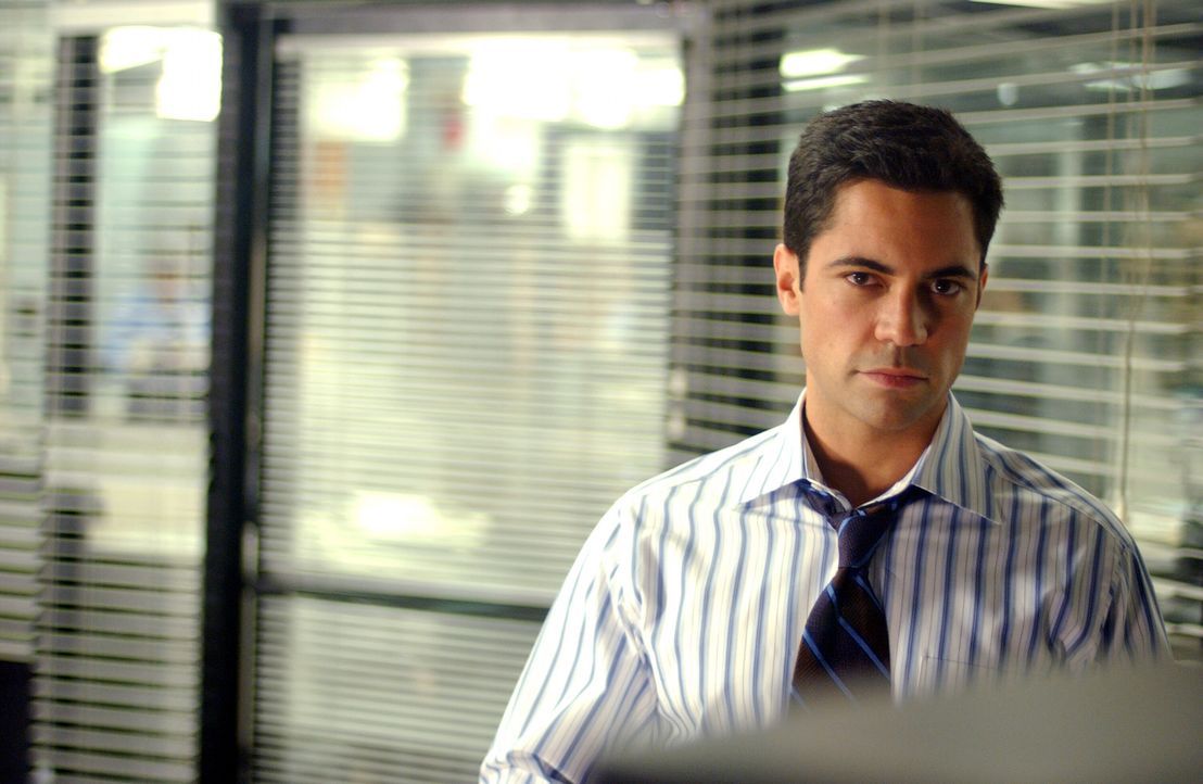 Als sich die Hinweise verdichten, dass die junge Frau in dem Film Daniela ist, kommt Detective Scott Valens (Danny Pino) ein ungeheurer Verdacht ... - Bildquelle: Warner Bros. Television