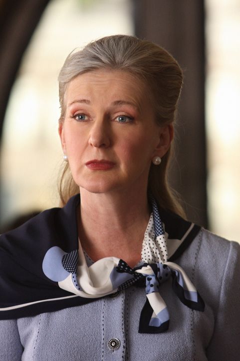 CeCe (Caroline Lagerfelt) möchte nicht, dass ihre Enkelin mit Dan auf den Debütantinnenball geht ... - Bildquelle: Warner Brothers