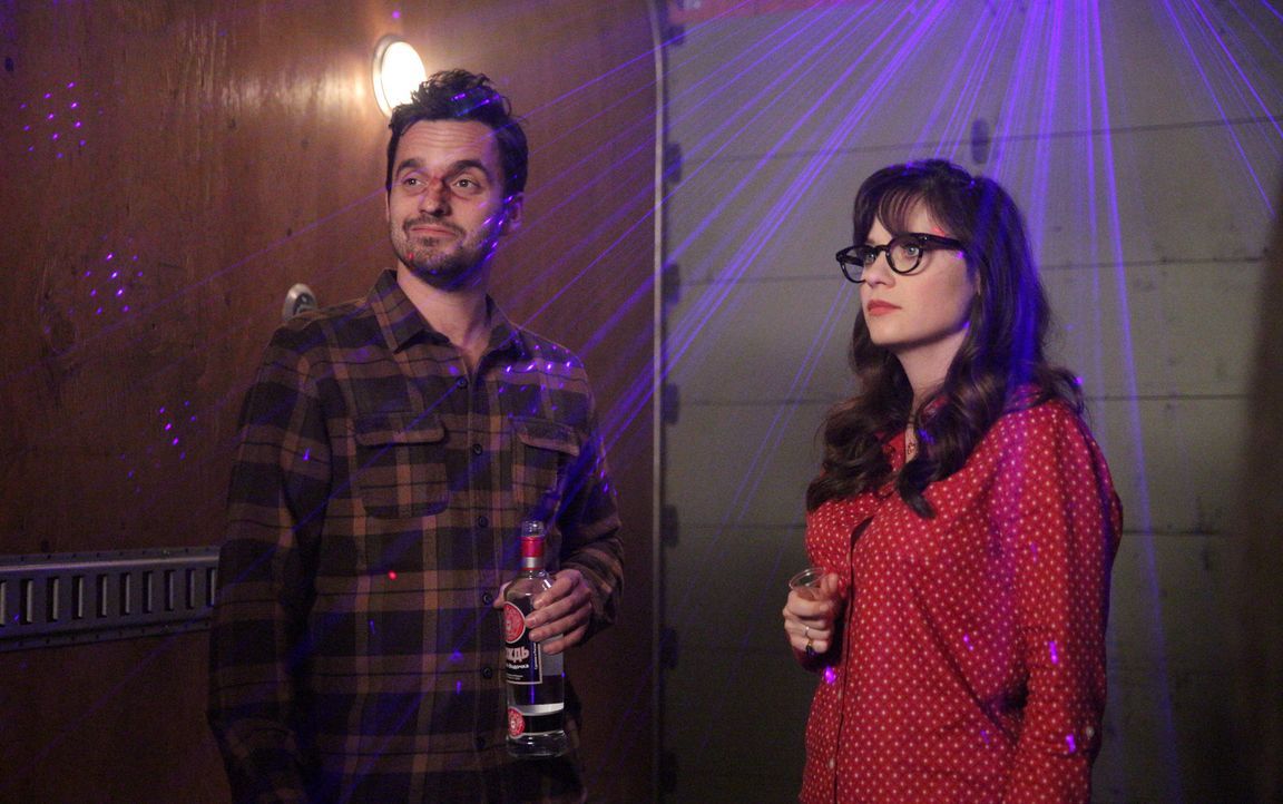 Noch ahnen Nick (Jake Johnson, l.) und Jess (Zooey Deschanel, r.) nicht, dass die Junggesellenabschiede, die sie als Treuzeugen organisiert haben, v... - Bildquelle: Adam Taylor 2016 Fox and its related entities.  All rights reserved.