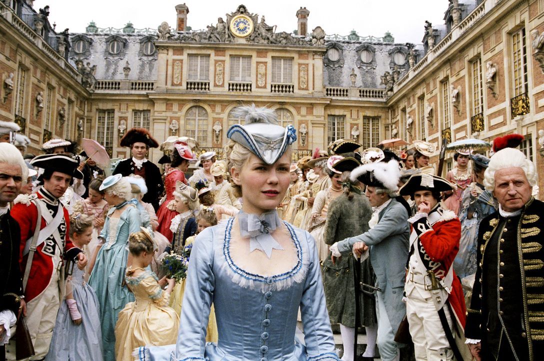 Marie-Antoinette (Kirsten Dunst, M.) trifft am französischen Königshof ein ... - Bildquelle: 2006 I Want Candy, LLC. All Rights Reserved.