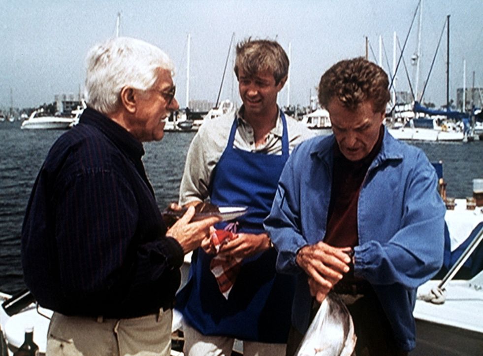 Mark Sloan (Dick Van Dyke, l.) stellt David McReynolds (James Read, M.) und seinem Vater Peter (Robert Stack, r.) unangenehme Fragen. - Bildquelle: Viacom