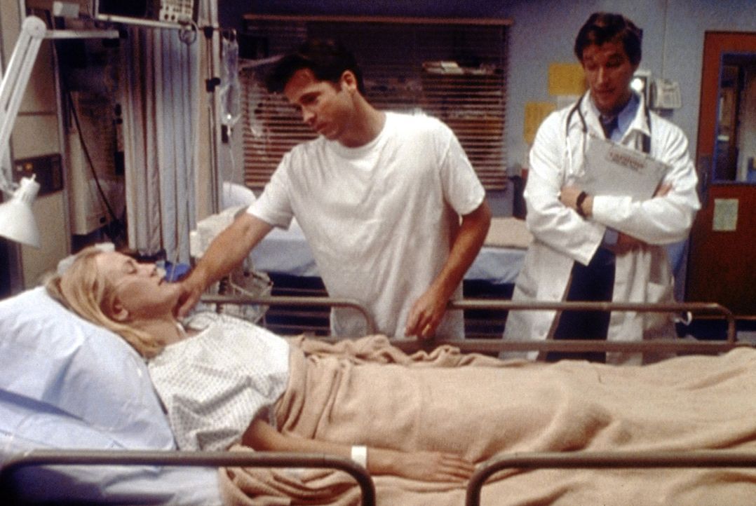 Wie durch ein Wunder ist die komatöse Kirsten aufgewacht. Dr. Carter (Noah Wyle, r.) steht vor einem Rätsel. - Bildquelle: TM+  2000 WARNER BROS.