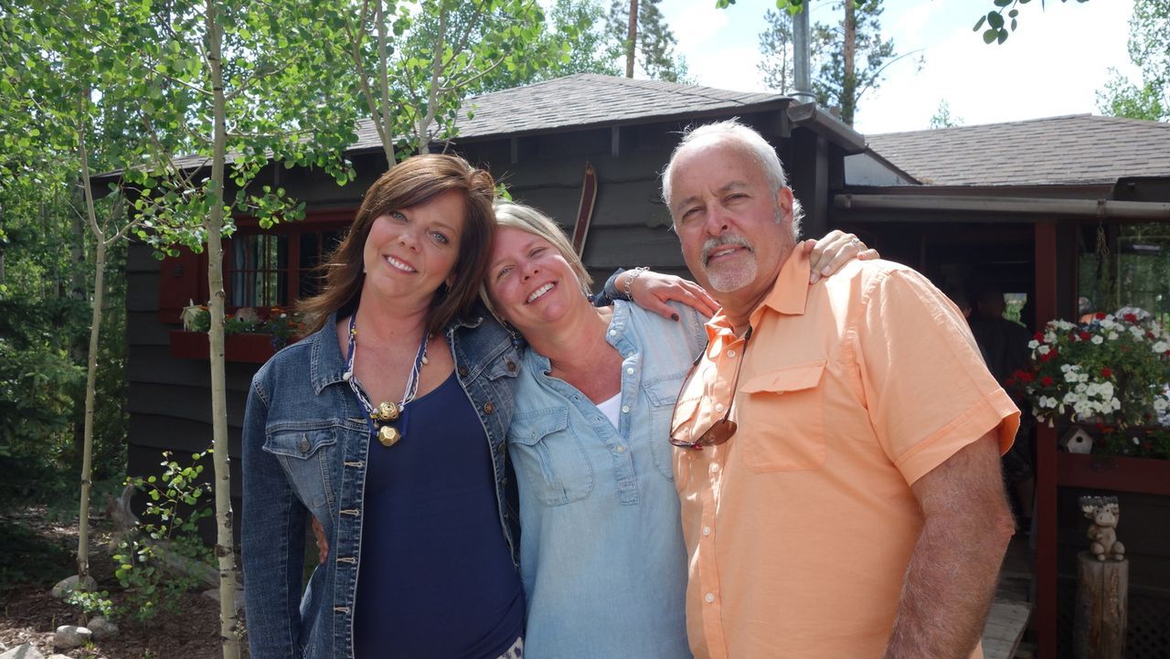 Auf der Suche: Immobilienmaklerin Adriane Hauck (l.) probiert für Lisa (2.v.l.) und Bob (r.) ein passendes Haus am Grand Lake, Colorado, zu finden.... - Bildquelle: 2015,HGTV/Scripps Networks, LLC. All Rights Reserved