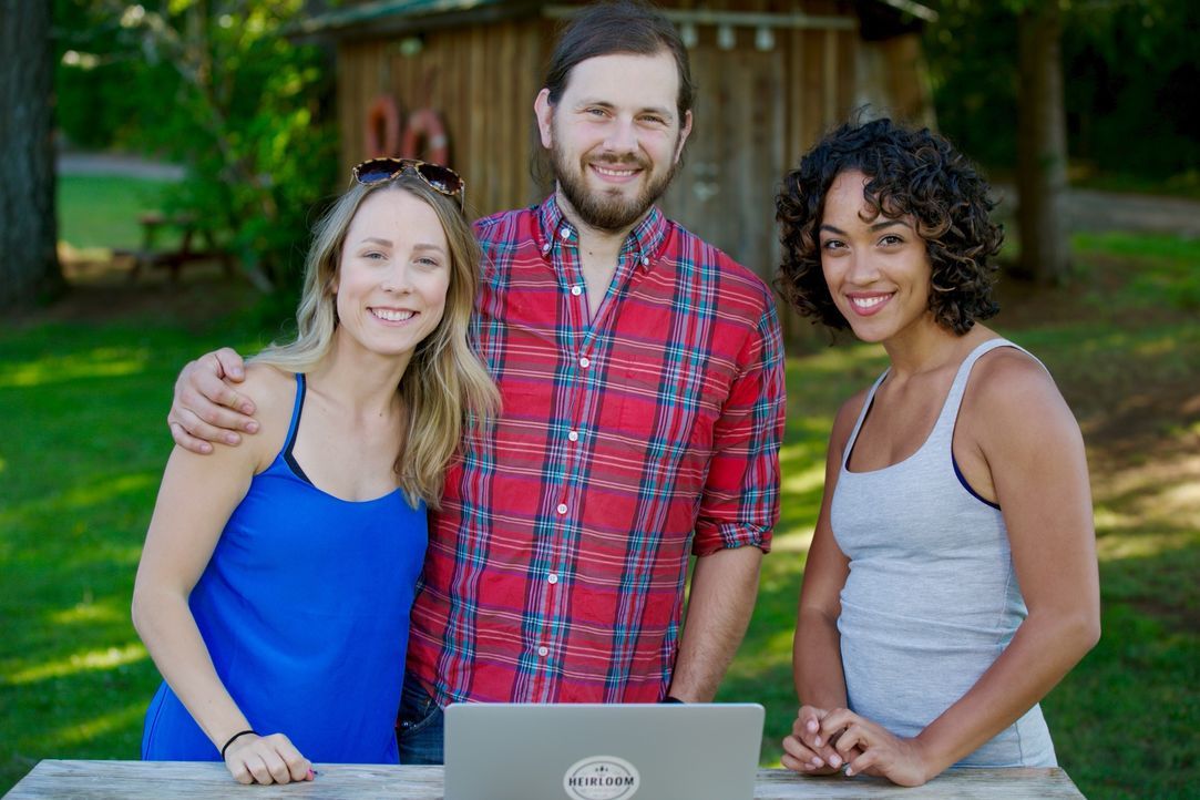 Lisette (r.) ist begeistert von den Plänen, die Tyson (M.) und Michelle (l.) für ihr mobiles Haus auf Rädern haben. Wird sie auch das Endergebnis so... - Bildquelle: 2015, HGTV/Scripps Networks, LLC. All Rights Reserved