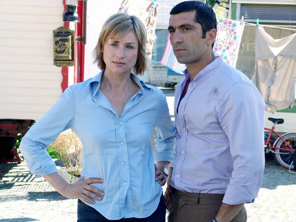 Eva (Corinna Harfouch, l.) ermittelt mit ihrem Kollegen Alyans (Erdal Yildiz, r.) im Mordfall an dem Filmproduzenten J.J. Epstein. - Bildquelle: Sat.1