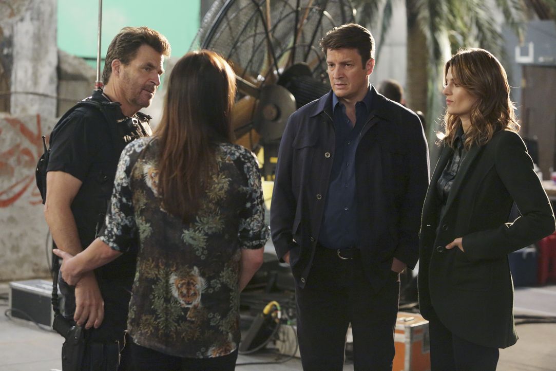 Um den Mord an Lance Delorca aufzuklären, tauchen Castle (Nathan Fillion, 2.v.r.) und Beckett (Stana Katic, r.) in die Filmwelt ein und stoßen dabei... - Bildquelle: ABC Studios