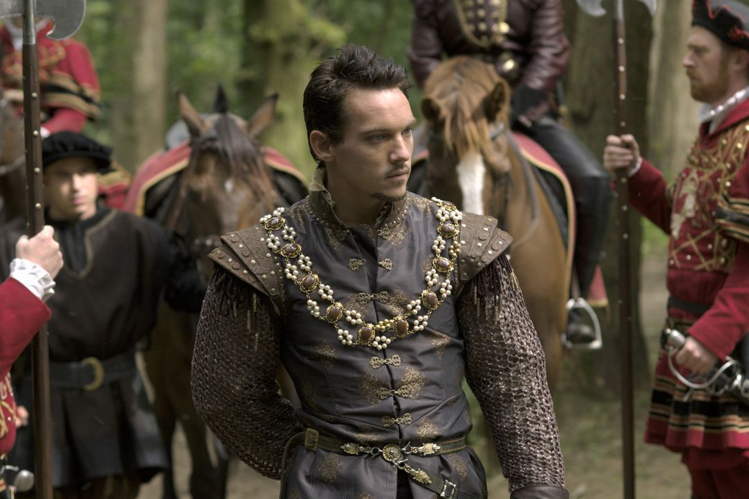 Bei einem Ausritt trifft König Henry VIII. (Jonathan Rhys Meyers, M.) auf die bürgerliche Beth, mit der er sich daraufhin ein wenig vergnügt .... - Bildquelle: 2008 TM Productions Limited and PA Tudors II Inc. All Rights Reserved.