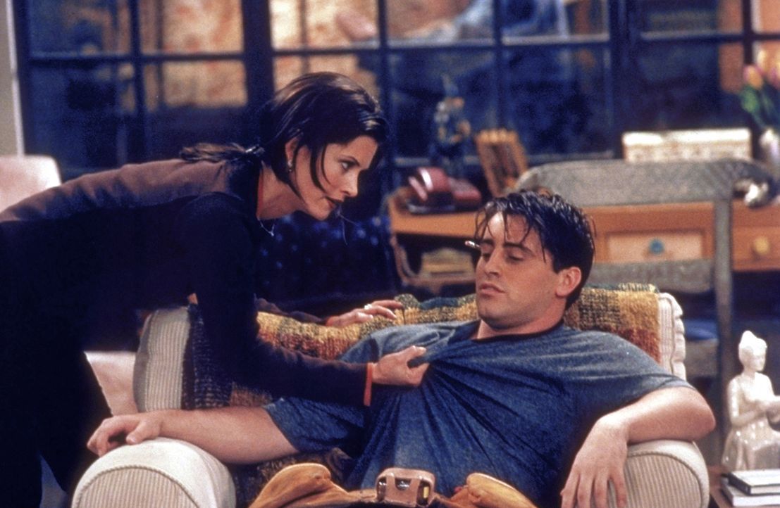 Monica (Courteney Cox, l.) ist ziemlich wütend auf Joey (Matt LeBlanc, r.) ... - Bildquelle: TM+  2000 WARNER BROS.