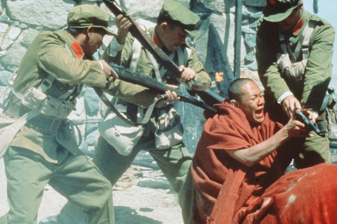 Mit größter Brutalität erobern die Chinesen das friedliche Tibet und zwingen den Dalai Lama ins Exil ... - Bildquelle: TriStar Pictures