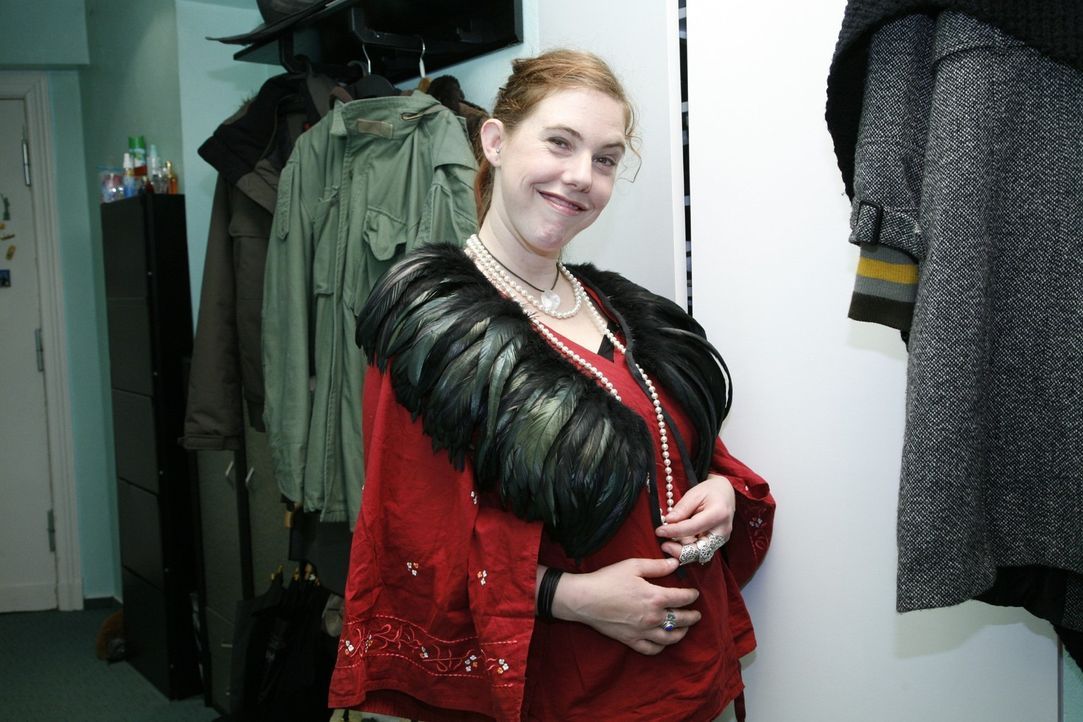 Jessica bevorzugt privat den Öko-Hippie-Style. Doch jetzt braucht sie das richtige Outfit für ein Bewerbungsgespräch beim Theater ... - Bildquelle: Monika Schürle Sat.1