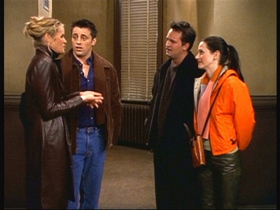 Joey (Matt LeBlanc, 2.v.l.) wäre froh, wenn Janine (Elle Macpherson, l.) sich mit Monica (Courteney Cox, r.) und Chandler (Matthew Perry, 2.v.r.) v... - Bildquelle: TM+  2000 WARNER BROS.