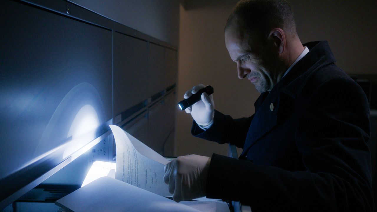 Wie hängen vergangene London-Mordfälle mit einer aktuellen Regierungs-Verschwörungstheorie zusammen? Sherlock (Jonny Lee Miller) ermittelt gemeinsam... - Bildquelle: © 2016 CBS Broadcasting, Inc. All Rights Reserved