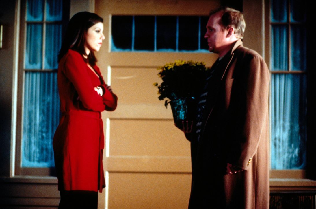Nach seiner blöden Aktion, bittet Victor (Peter Firth, r.) Lydia (Heather Paige Kent, l.) um Entschuldigung ... - Bildquelle: CBS Television