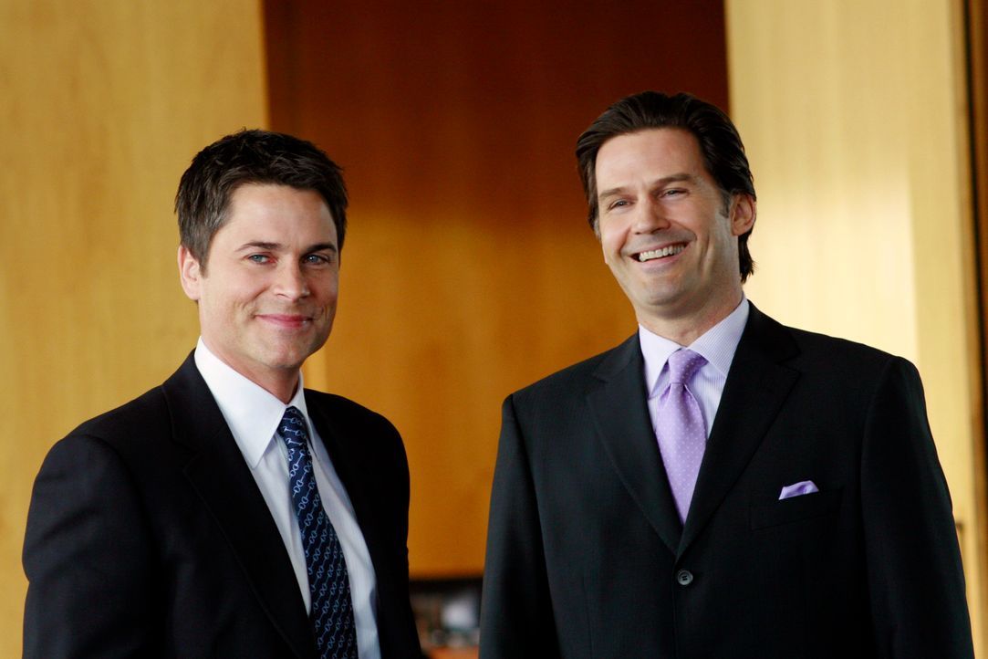 Bei einem Geschäftstermin in San Diego mit Michael Pellington (D.W. Moffett, r.) kommen sich Kitty und Senator McCallister (Rob Lowe, l.) näher ... - Bildquelle: Disney - ABC International Television