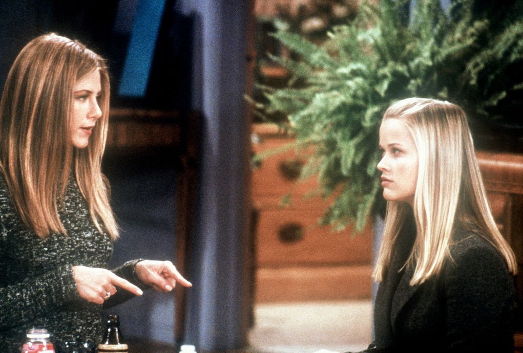 Rachel (Jennifer Aniston, l.) bekommt Besuch von ihrer verwöhnten Schwester Jill (Reese Witherspoon, r.), da der Papa den Geldhahn zugedreht hat. - Bildquelle: TM+  2000 WARNER BROS.