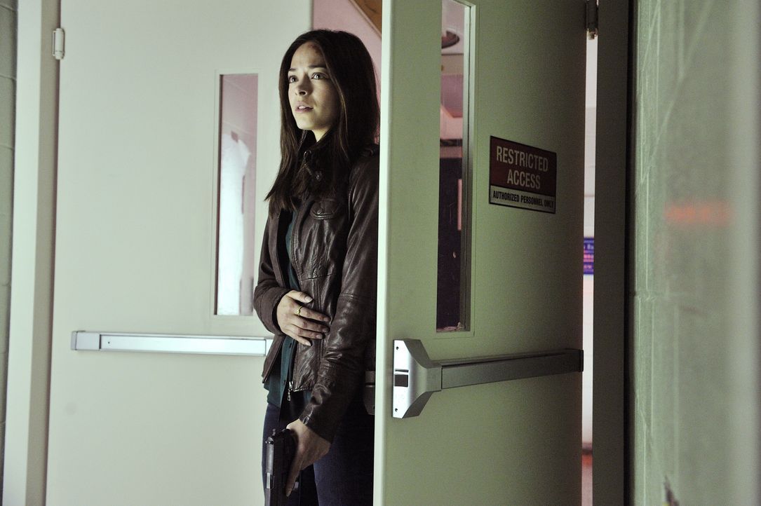 Eigentlich soll sich Catherine (Kristin Kreuk) in der Klinik erholen, doch es kommt alles ganz anders ... - Bildquelle: 2012 The CW Network. All Rights Reserved.