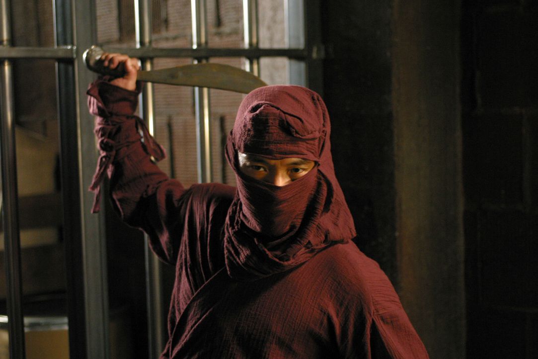 Wesley hat den Schamane Wo-Pang (Roger Yuan) aufgetrieben, der in der Lage wäre, Angels Seele vorübergehend zu extrahieren, um Angelus wieder zu erw... - Bildquelle: The WB Television Network